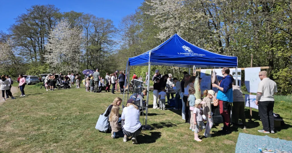 Folk som samlas vid fylleådagen